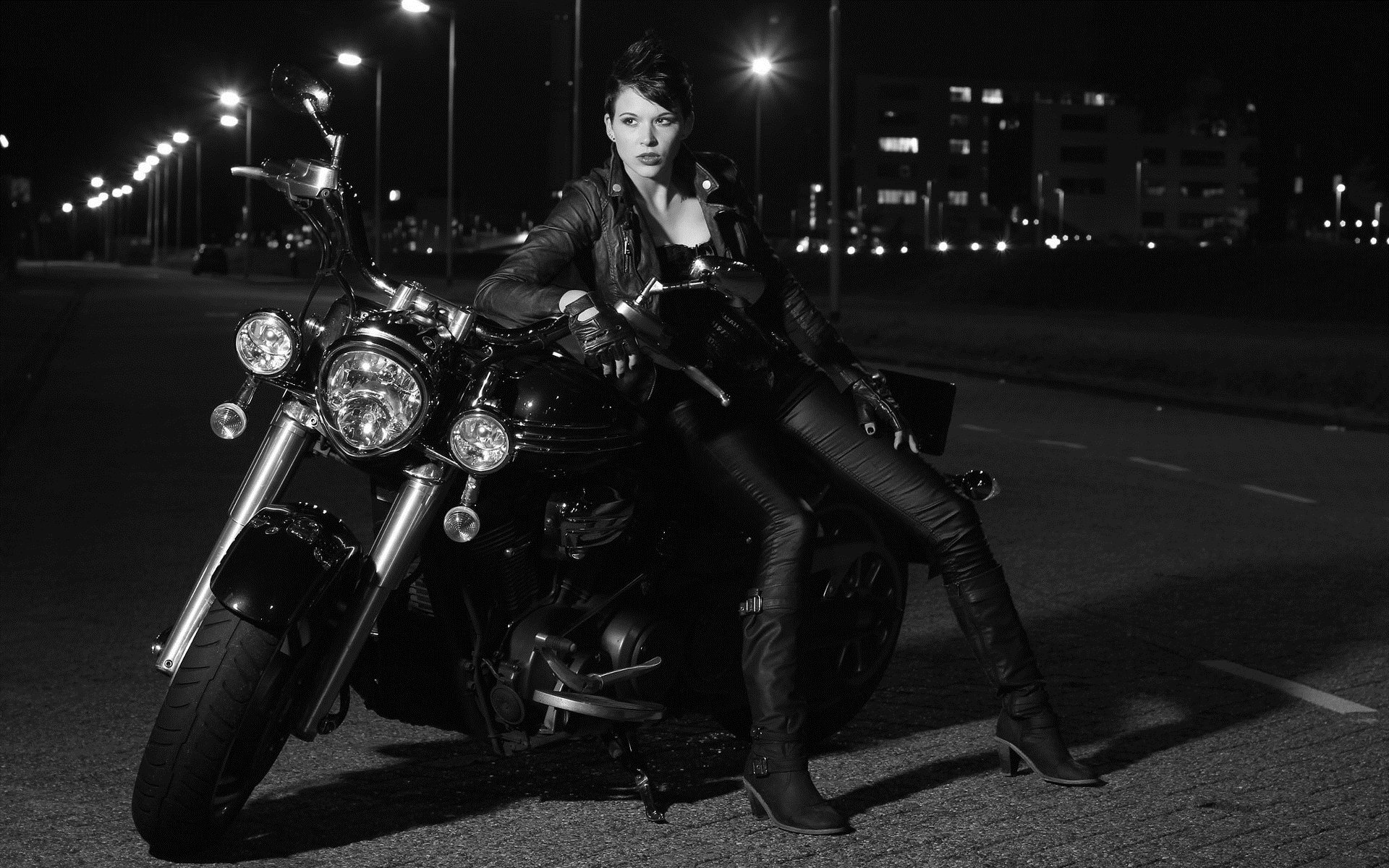 Photo Beautiful girls and motorcycles in Oakland