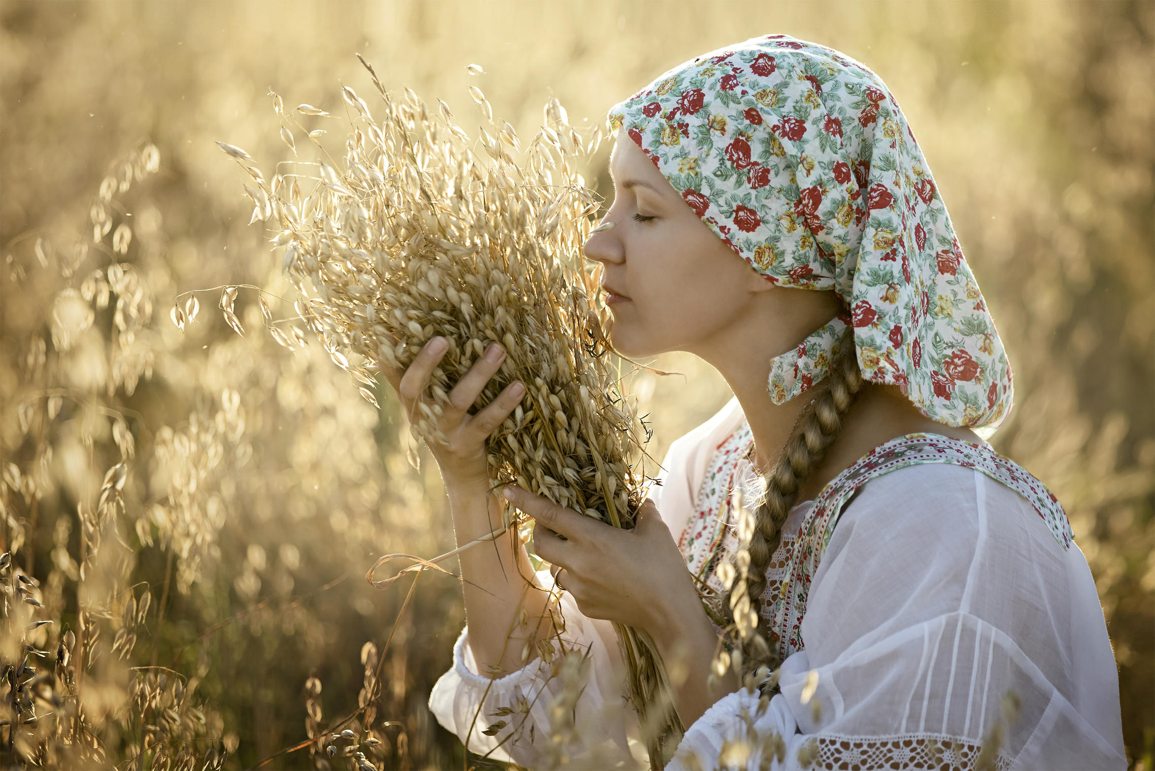 Photo Women in Slavic costumes in Oakland