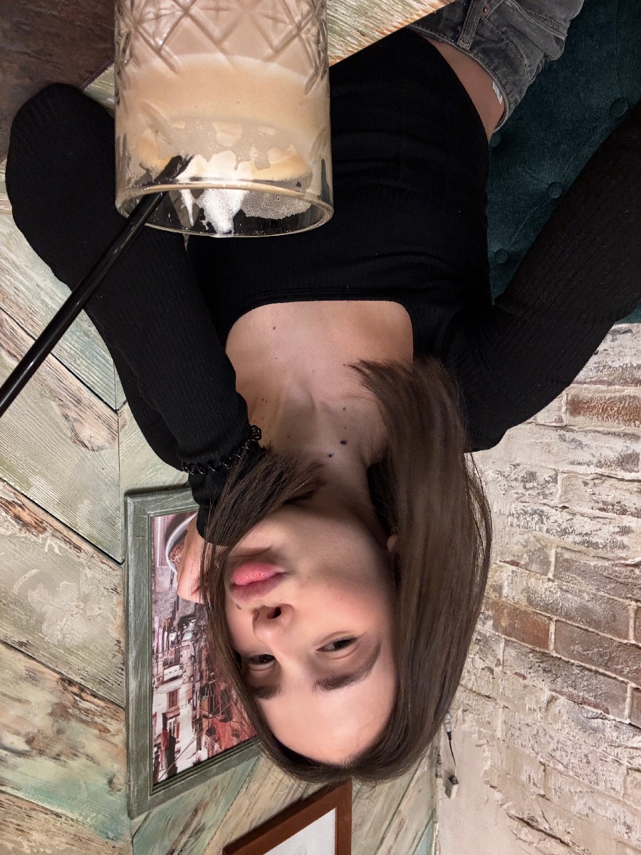 Fresh photos, fresh mood — Tina online in Oakland